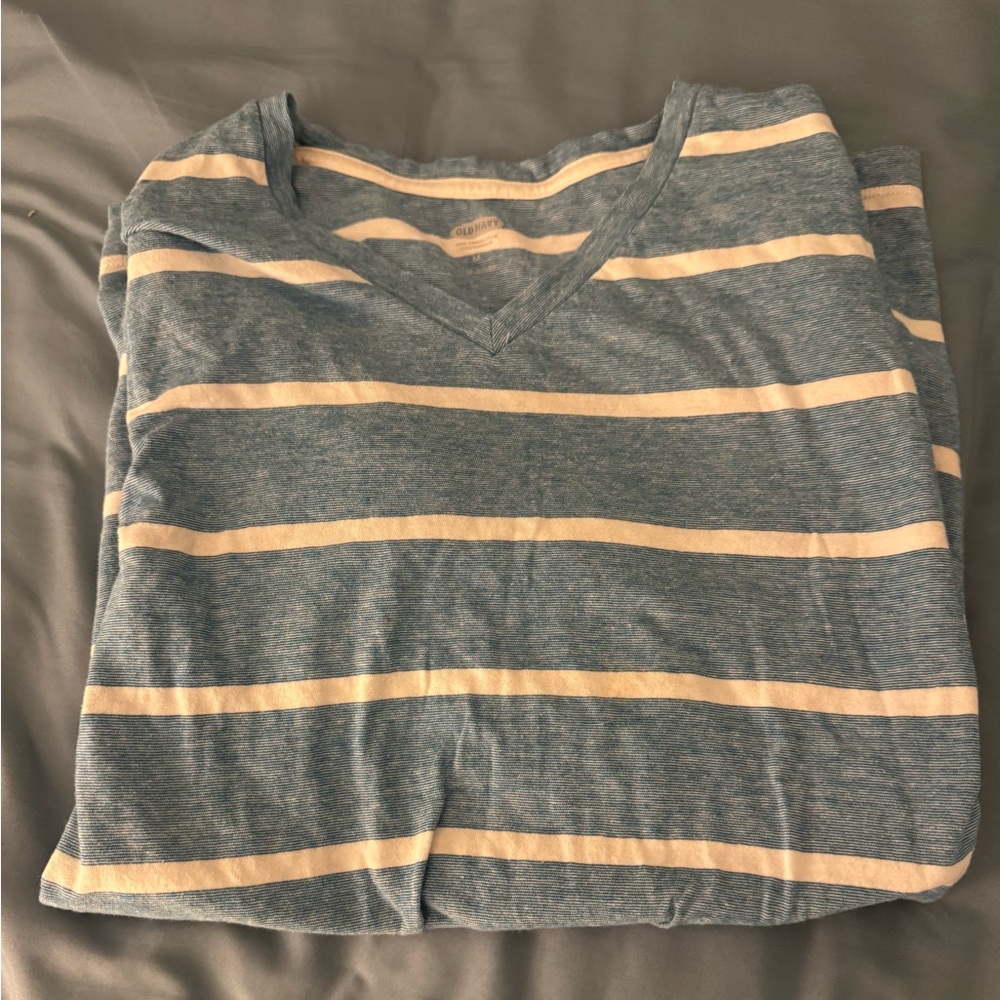 Old Navy Men’s V-Neck Tee. Size Med